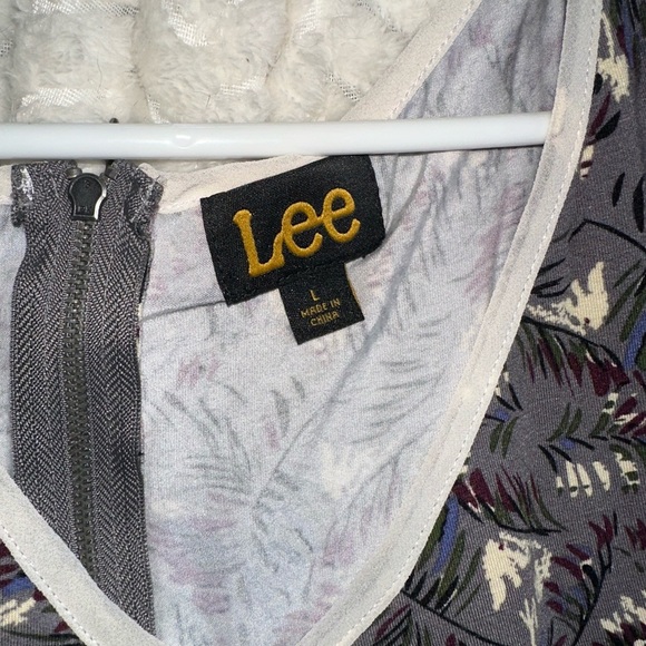 Lee Feather Print Sleeveless Blouse with Back Zip Size Large - Picture 7 of 8